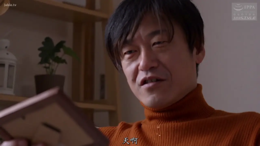 Indoor · Subtitles · Smile · Suit · 相框 · 相框 · 持握