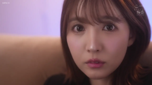 室内 · 脸部特写 · 注视 · 长发 · 惊讶 · 黑色上衣 · 正对镜头