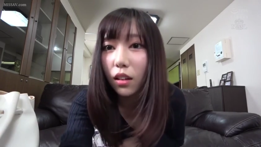 脸部特写 · 客厅 · 手提包 · POV视角 · 凝视镜头 · 疑惑 · 深色毛衣 · 俯身向前