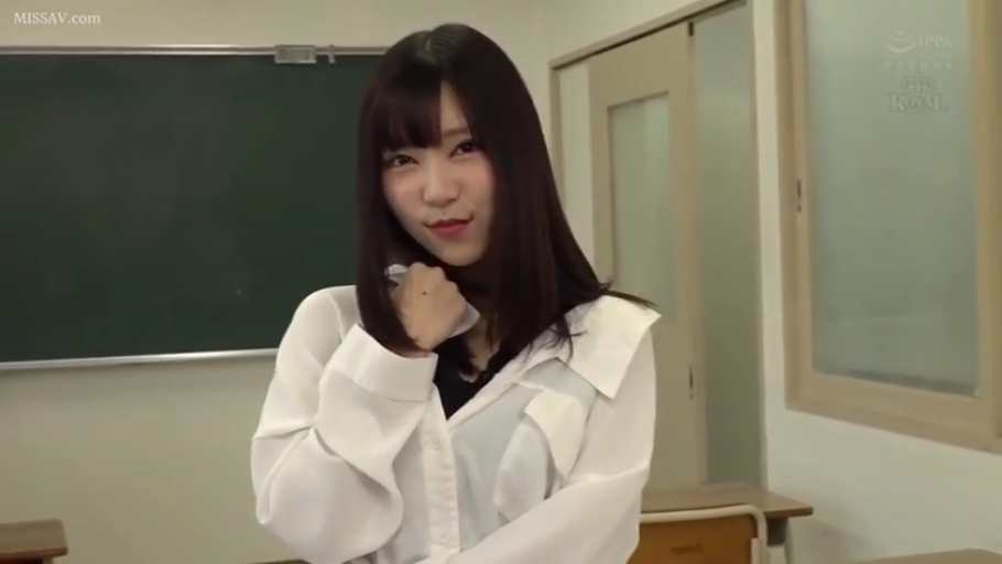 室内 · 站立 · 中景 · 微笑 · 交流 · 休闲服 · 生活化 · 水杯