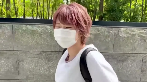 白い上着 · 户外街道 · 胸部以上 · 侧身站立