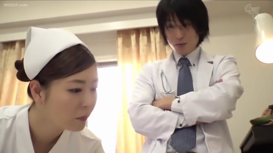 室内 · 护士服 · 集中 · ロールプレイング · 站立 · 中景 · 交流 · 听诊器