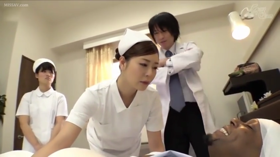 病床 · 俯身 · 护士服 · 专注 · 角色扮演 · 诊疗室 · 中景 · 检查