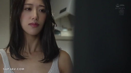 室内 · 坐姿 · 忧郁 · 白色背心 · 注视 · 上半身 · 清纯