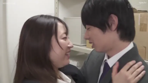 脸部特写 · 职业西装 · 微笑 · 职场 · 面对面 · 货架纸箱 · 办公室仓库 · 拥抱调情