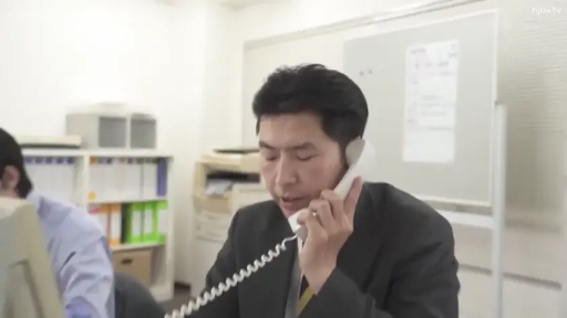 坐姿 · 专注 · 办公室 · 西装 · 职场 · 通话 · 电话机