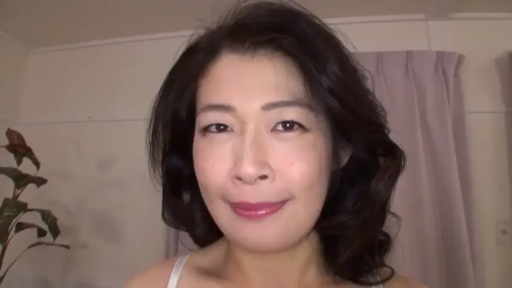 室内 · 顔 · 盆栽 · 微笑 · 温柔 · 熟女 · 正面 · 白吊带