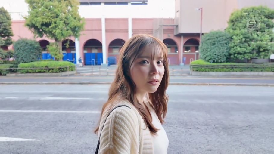 回眸 · 半身特写 · 针织衫 · 户外 · 背包 · 街拍 · 漫步 · 迷茫