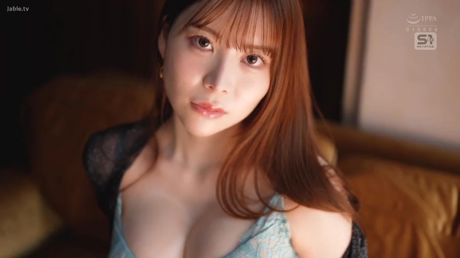 室内 · 全裸 · 陶醉 · 卧姿 · 乳房特写 · 舔舐乳头 · 近景视角