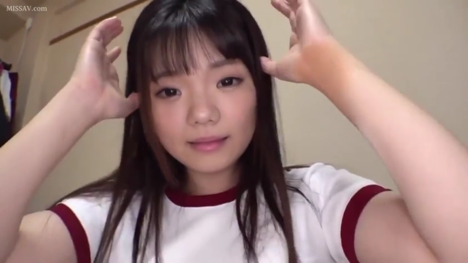 室内 · 微笑 · 面部特写 · 长发 · 体操服 · 整理头发 · 双手抬起