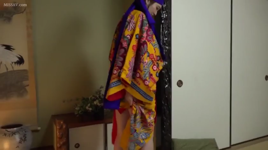 和室 · 中景 · 掀起衣摆 · 侧面站姿 · 琉装