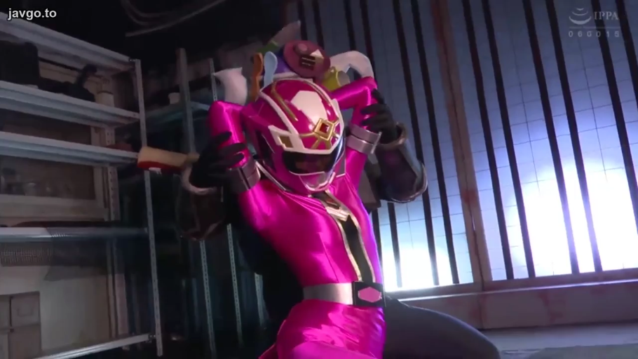 中景 · 仓库 · 紧身衣 · 双手被缚