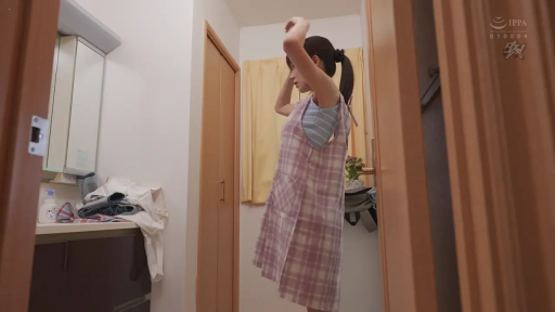 集中 · 站姿 · 全景 · 居家 · 洗面所 · 鏡子 · 紫色围裙 · 更衣