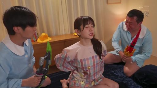 室内 · 座り姿勢 · 委屈 · ロールプレイング · 全景 · 多人 · 幼稚园服 · 玩具剑