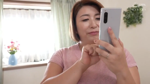 坐姿 · 卧室 · 微笑 · 上半身特写 · 短发 · 粉色短袖 · 使用手机 · 银色手机