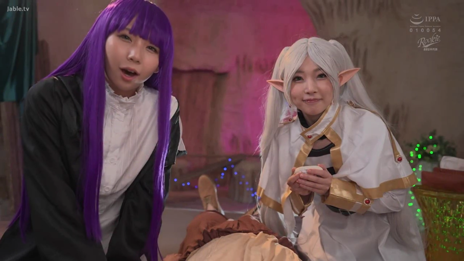 中景 · 微笑 · 跪姿 · 看向镜头 · Cosplay服装 · 室内布景 · 成人影视 · 尖耳朵假发