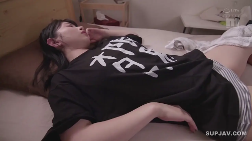 脸部 · 卧室 · 闭眼 · 枕头 · 仰卧 · 黑色T恤 · 被抚摸