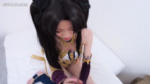 低头 · 平淡 · 白色床铺 · 俯拍 · 准备动作 · 紫色袖套 · 黑色发带 · Fate系列角色扮演