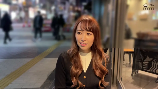 坐姿 · 半身 · 针织衫 · 户外