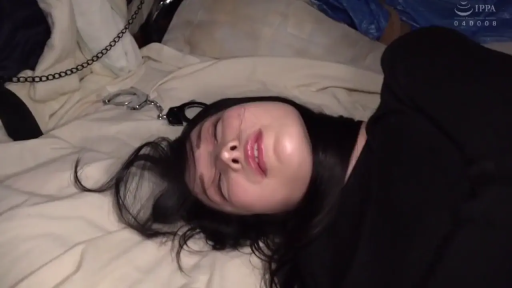 卧室 · 陶醉 · 臀部 · 格纹短裙 · 床 · 侧卧 · 挑逗