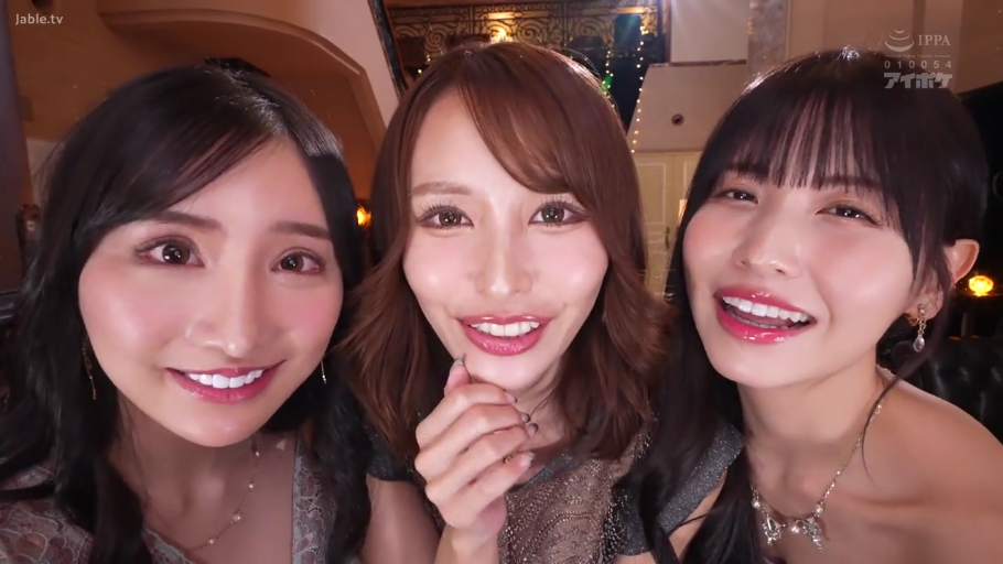 室内 · 脸部特写 · 微笑 · 首饰 · 三人 · 合影 · 晚礼服 · 凑近镜头