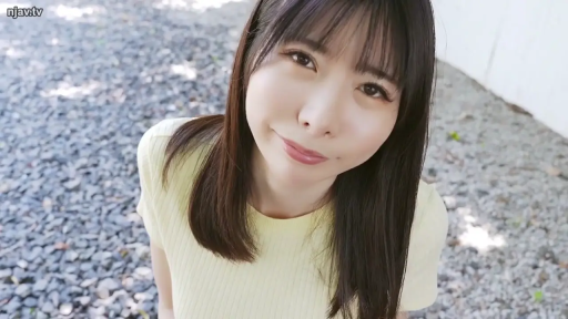 脸部特写 · 户外 · 黄色针织衫