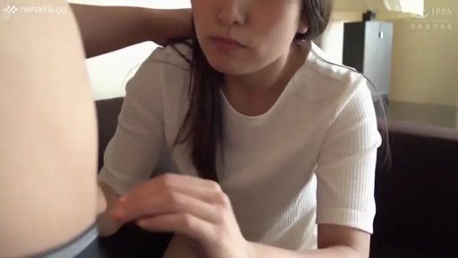 嚴肅 · 中景 · 客廳 · 跪姿 · 白色T恤 · 劇情向 · 手交准备