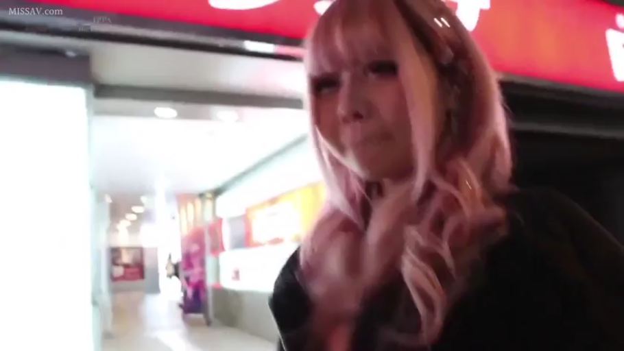 微笑 · 行走 · 是 · 黑色外套 · 街头 · 粉色长发 · 逛街