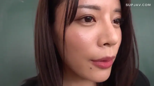 Classroom · Close-up of the face · 平静 · Stare · 黑板 · Mature woman · 正面 · 黑色上衣