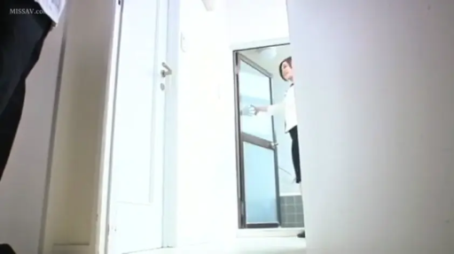 站姿 · 全景 · 开门 · 职业装 · 走廊 · 门 · 寻找