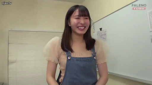 室内 · 站立 · 半身 · 牛仔背带裤