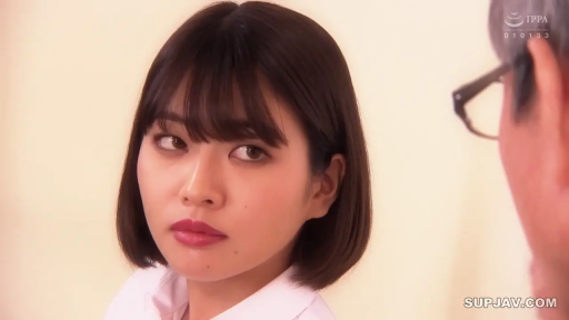 室内 · 眼镜 · 白衬衫 · 凝视 · 短发 · 头部特写 · 侧坐 · 冷淡