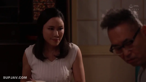 坐姿 · 眼鏡 · 熟女 · 室内餐厅 · 白色无袖上衣 · 用餐交流 · 人物中景 · 温和微笑