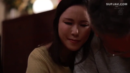 室內 · 面部特寫 · 昏暗灯光 · 针织衫 · 亲昵 · 柔和 · 依偎