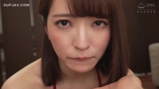 室内 · 脸部特写 · 红色肩带