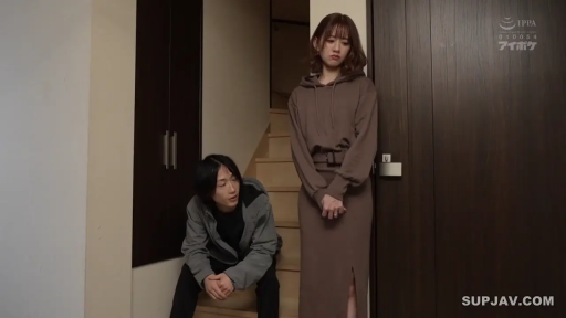 戏剧性光线 · 站立 · 等待 · 忧虑 · 全景 · 门口 · 壁橱 · 连帽裙