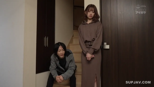 楼梯口 · Stand · Whole body · Melancholy · 交流 · 连帽长裙 · 剧情截图