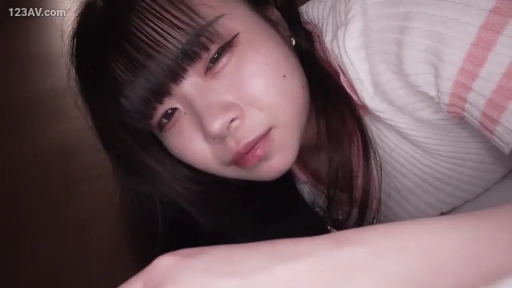 室内 · 顔部のクローズアップ · 平静 · うつ伏せ · 注視 · POV视角 · 条纹针织衫