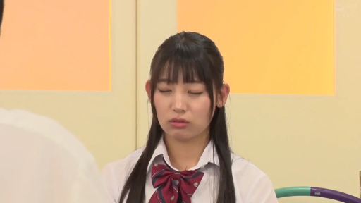 室内 · 坐姿 · 校服 · 面部特写