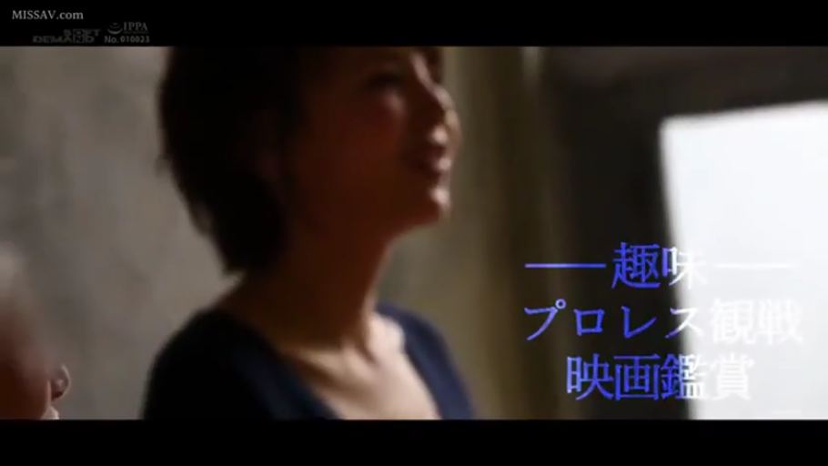 昏暗 · 交谈 · 站立 · 字幕 · 微笑 · 深色上衣 · 侧脸