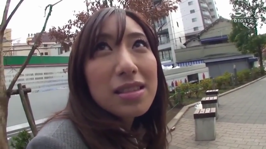 站立 · 中景 · 微笑 · 户外街道 · 走动 · 紫色T恤 · 紫色滤镜