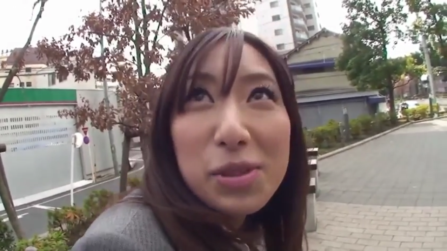 室内 · 坐姿 · 面部特写 · 呆滞 · 红色项圈 · 蓝色美瞳 · 电竞耳机 · 戴耳机