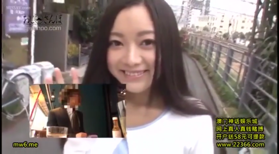 顔部のクローズアップ · 微笑 · 白い上着 · 长发 · 散歩 · 户外街道 · 站立挥手