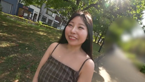 面部 · 站姿 · 微笑 · 对视 · 户外 · 生活照 · 格纹吊带