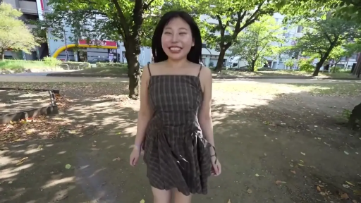 全身 · 微笑 · 看向镜头 · 阳光 · 户外公园 · 站立行走 · 格纹吊带裙