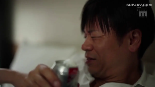 室内 · 坐姿 · 脸部特写 · 白色衬衫 · 饮酒 · 眯眼 · 易拉罐 · 中年男性