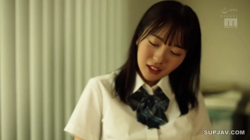 室内 · 校服 · 平静 · 静坐 · 头部 · 垂首 · 黑发