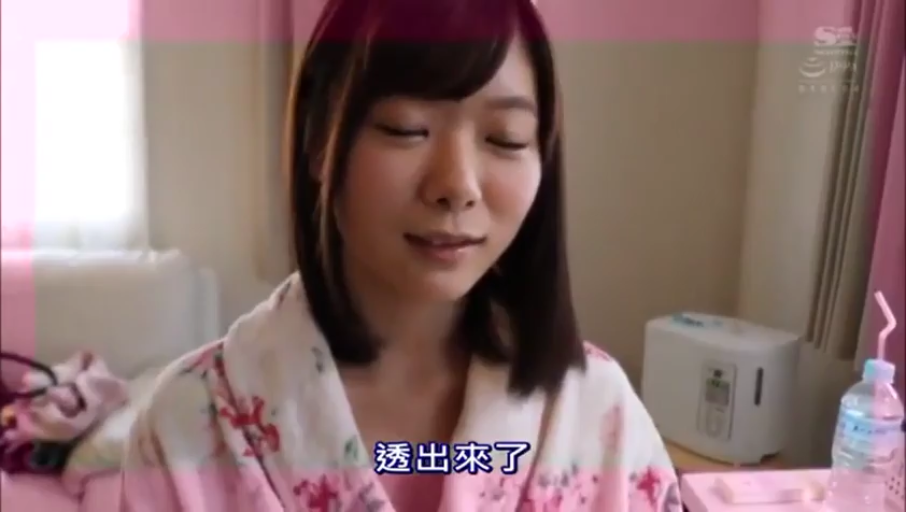 室内 · 座り姿勢 · 顔のクローズアップ · 注視 · 害羞 · 日本AV · 水瓶 · 睡袍