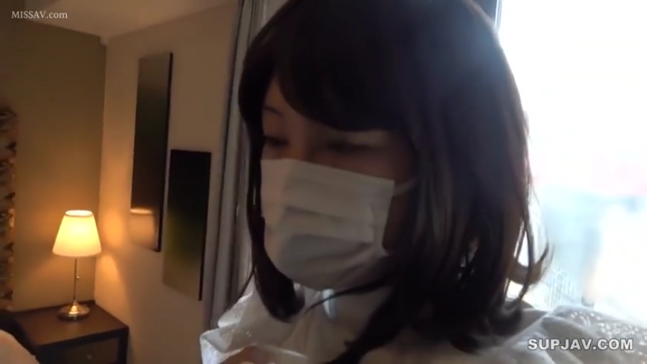 站立 · ホテルルーム · 自然 · 顔のクローズアップ · 白い上着 · 凝視 · ショートヘア · 口罩