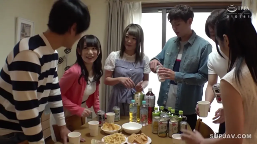 室内 · 微笑 · 多人 · 休闲服 · 酒水 · 聚会 · 围坐